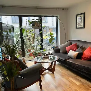  Homestay Eclectic East Hideaway With En-suite